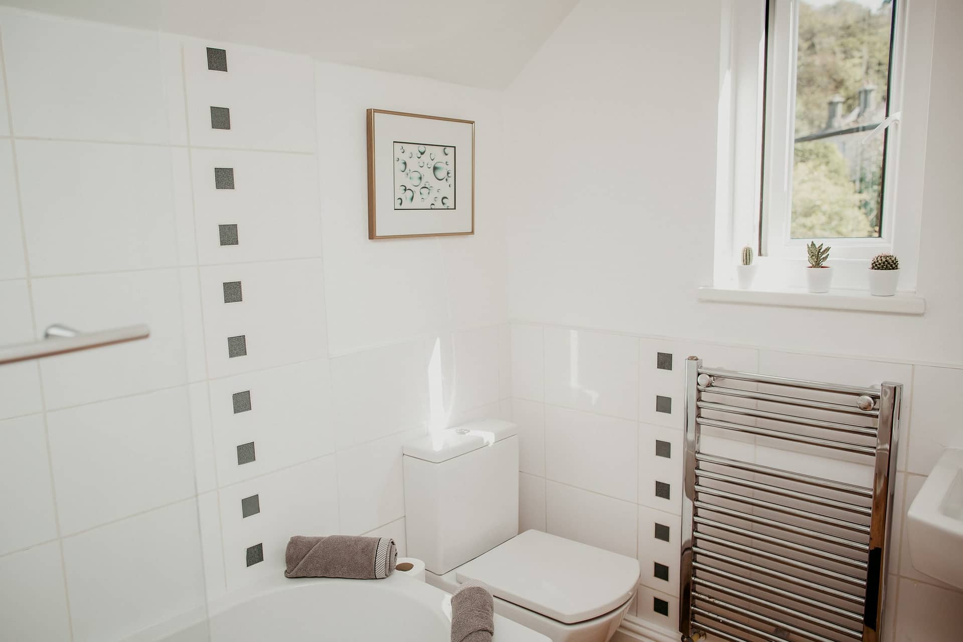 Family Bathroom on 2nd Floor - Holiday Cottages Noss Mayo