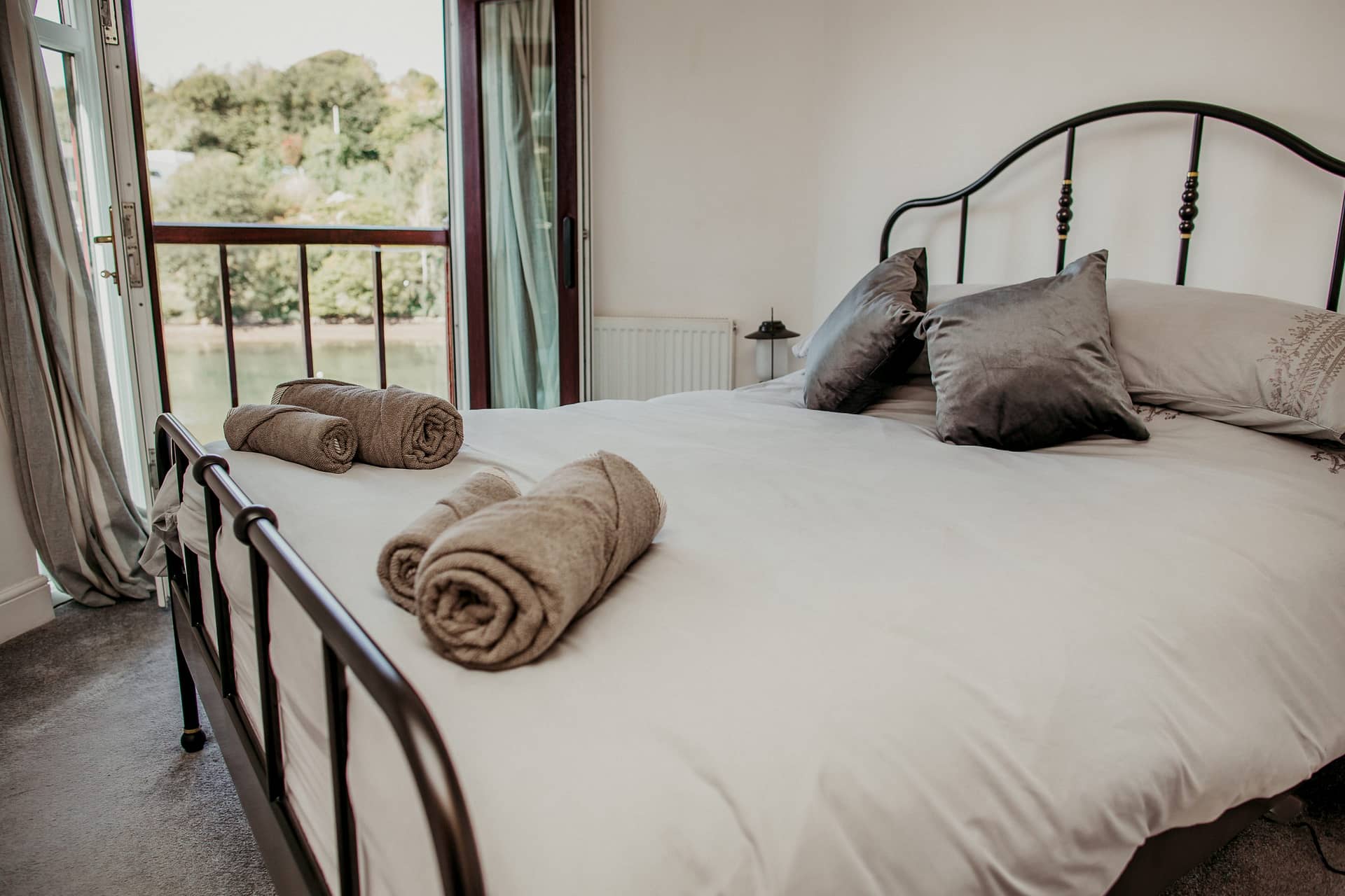 Super comfy king-size bed - The Coaster- Holiday Cottages Noss Mayo